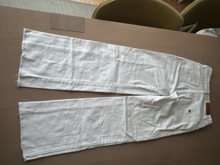 Pantalones blancos con estrellas doradas