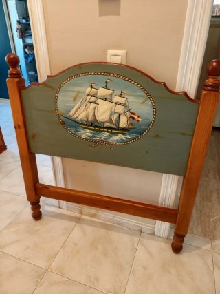Cabecero de madera pintado a mano