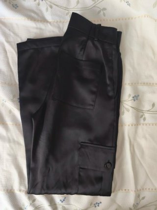 Pantalón largo negro satinado