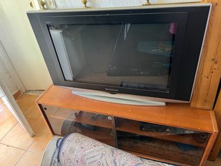 Televisión Daewoo y mueble de madera