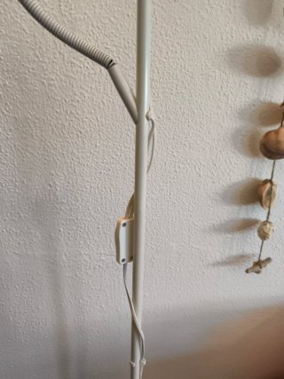 Lámpara de pie rosa y blanca