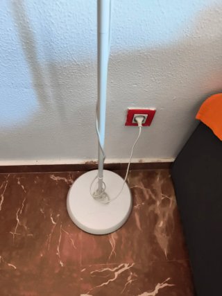 Lámpara de pie rosa y blanca