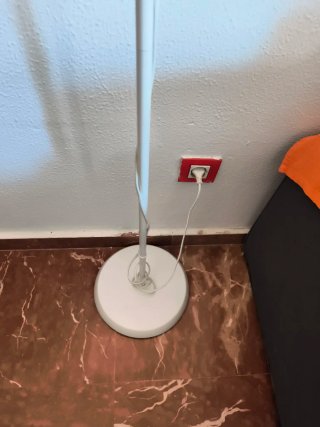 Lámpara de pie rosa y blanca