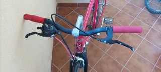 Bicicleta de carretera antigua roja