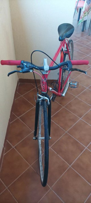 Bicicleta de carretera antigua roja