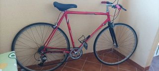 Bicicleta de carretera antigua roja