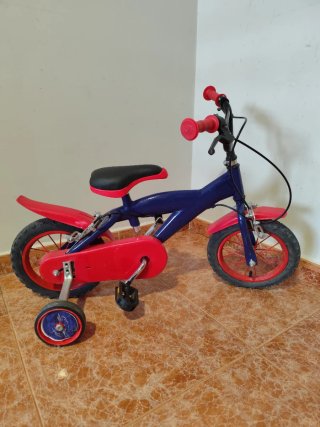 Bicicleta infantil azul y roja