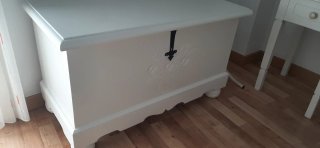 Baúl de madera blanco con detalle floral