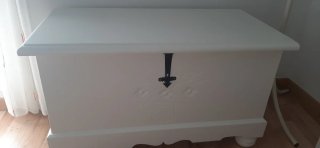 Baúl de madera blanco con detalle floral