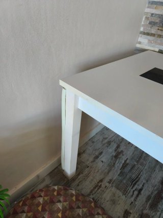 Mesa de comedor blanca y negra