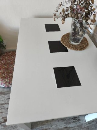 Mesa de comedor blanca y negra