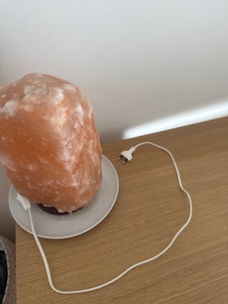 Lámpara de sal naranja y blanca