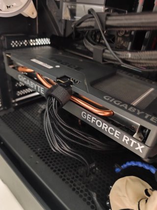 Gigabyte RTX 4060 Gaming OC 8G muy poco uso,