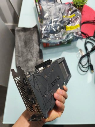 Gigabyte RTX 4060 Gaming OC 8G muy poco uso,
