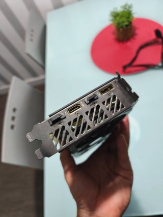 Gigabyte RTX 4060 Gaming OC 8G muy poco uso,