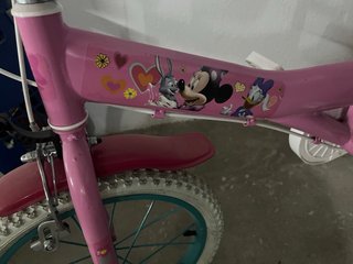 Bicicleta infantile rosa con ruote