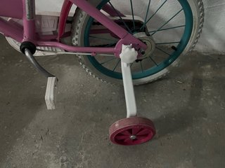 Bicicleta infantile rosa con ruote