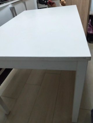 Mesa blanca de madera