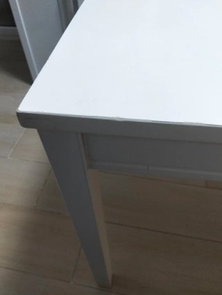 Mesa blanca de madera
