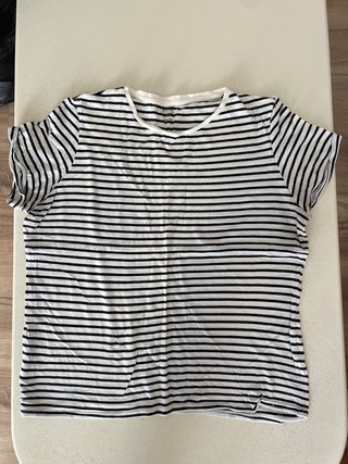 Camiseta de rayas blanca y negra