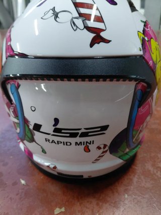 Casco infantil con diseño divertido