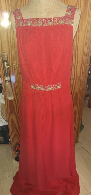 Vestido de fiesta rojo con pedrería