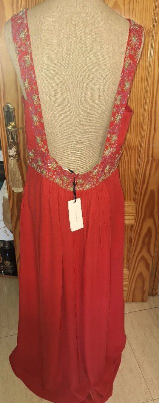 Vestido de fiesta rojo con pedrería