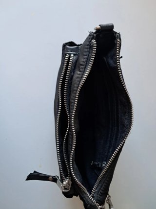 Bolso negro pequeño con cadena