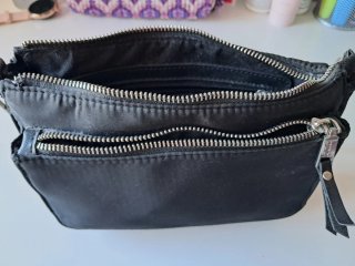 Bolso negro pequeño con cadena