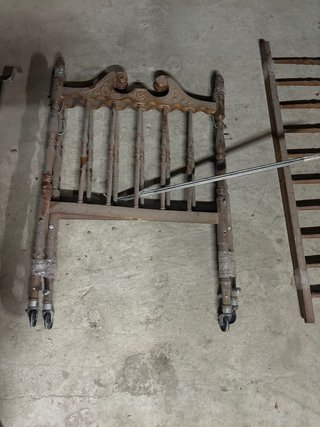Cuna de madera con somier Esta desmontada