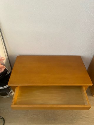 Mesa auxiliar de madera