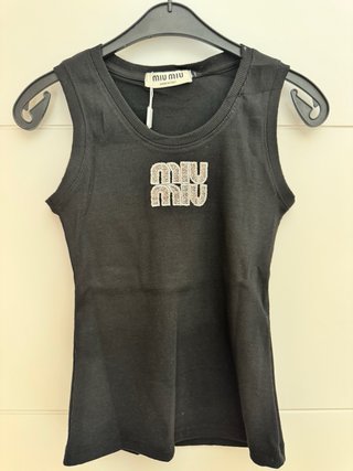 Top Miu Miu Negro con Logo Brillante
