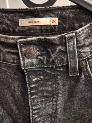 Pantalón tejano Levi's negro desgastado modelo Mom