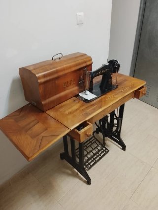 Máquina de coser Alfa antigua