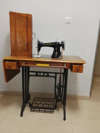 Máquina de coser Alfa antigua