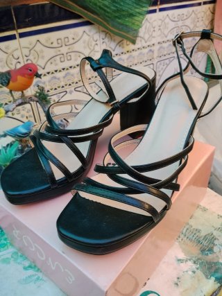 Sandalias negras de tacón con tiras