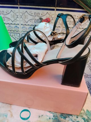 Sandalias negras de tacón con tiras
