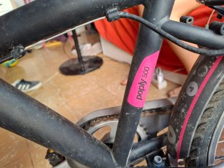 Bicicleta B'TWIN per bambina senza sellino, usata 1 giorno