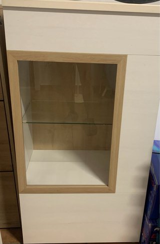 Mueble salón con vitrina y luz