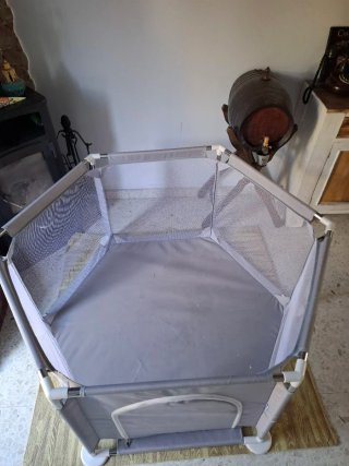 Parque infantil hexagonal gris