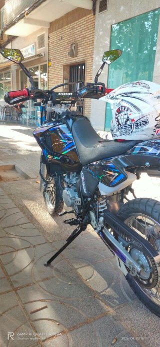 Yamaha DT 125 RE 2008 Enduro colores camaleónica.