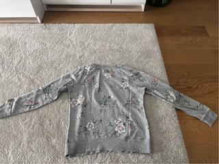 Sudadera Clockhouse floral gris y rosa