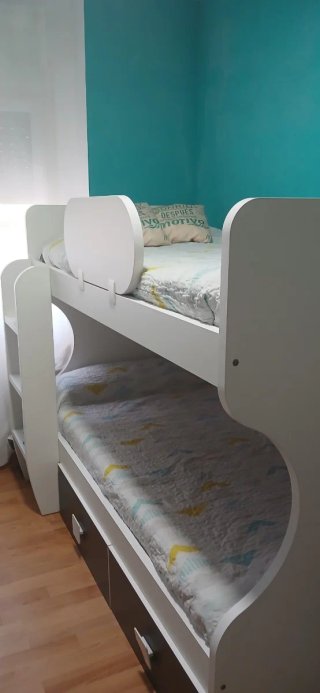 Litera blanca y gris de madera
