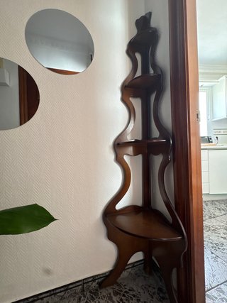 Estantería de esquina de madera