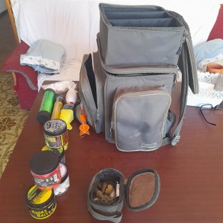 Mochila de pesca Caperlan con lote de cebos