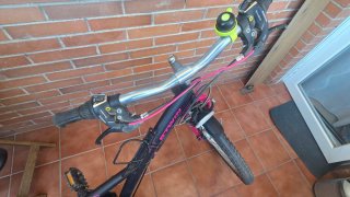Bicicleta Decathlon 24" con luz y transportín