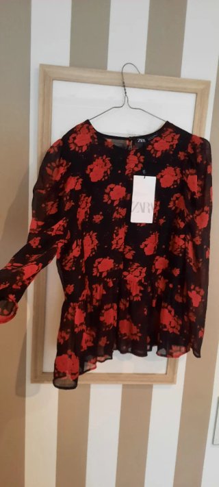 Blusa Zara Estampada Flores Roja y Negra