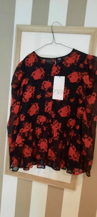 Blusa Zara Estampada Flores Roja y Negra