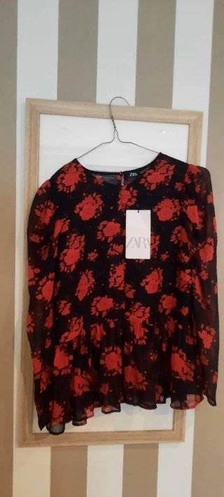 Blusa Zara Estampada Flores Roja y Negra