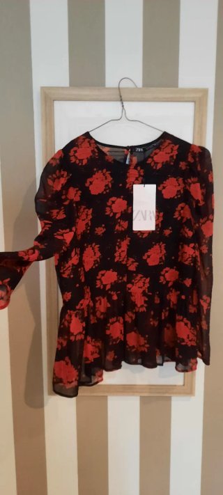Blusa Zara Estampada Flores Roja y Negra